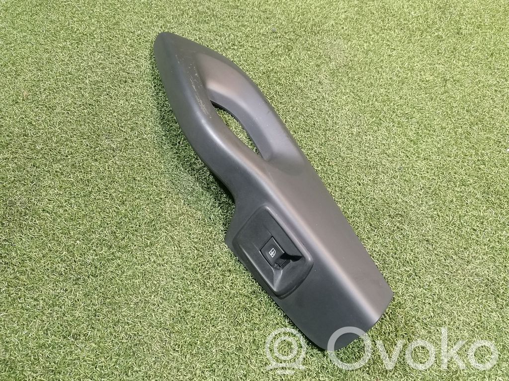 Opel Vivaro Front door interior handle trim 