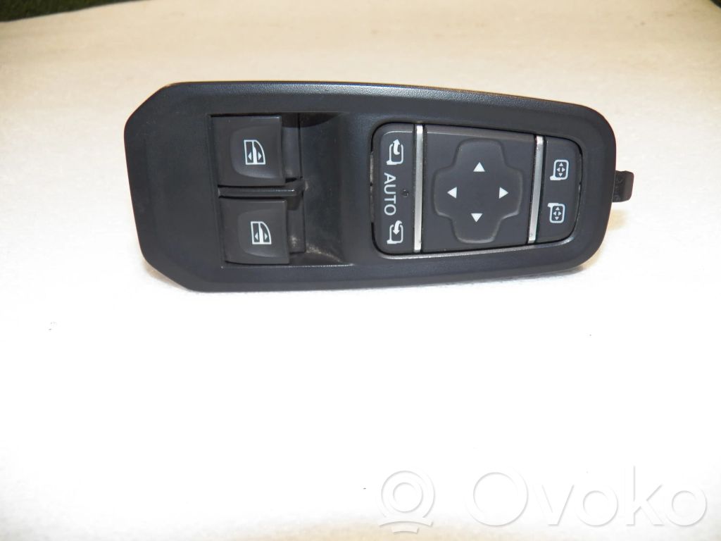 Renault Trafic III (X82) Interruptor del elevalunas eléctrico 