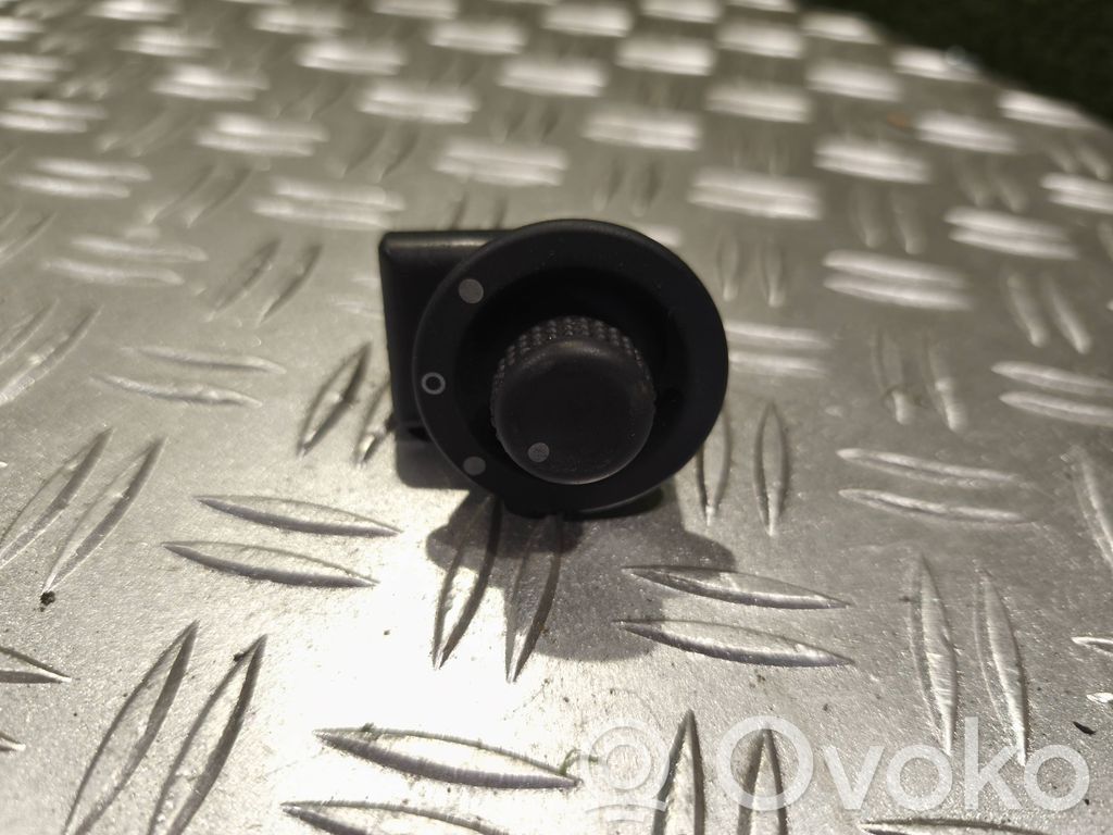 Renault Trafic III (X82) Wing mirror switch 