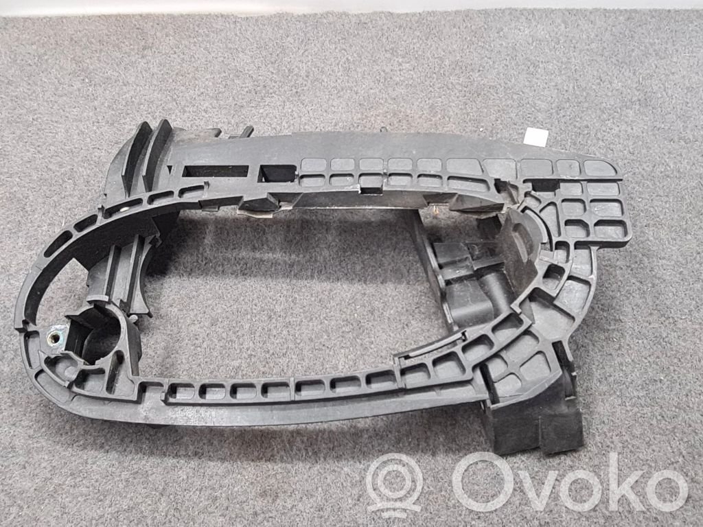 Front door exterior handle/bracket   7013701,7013705