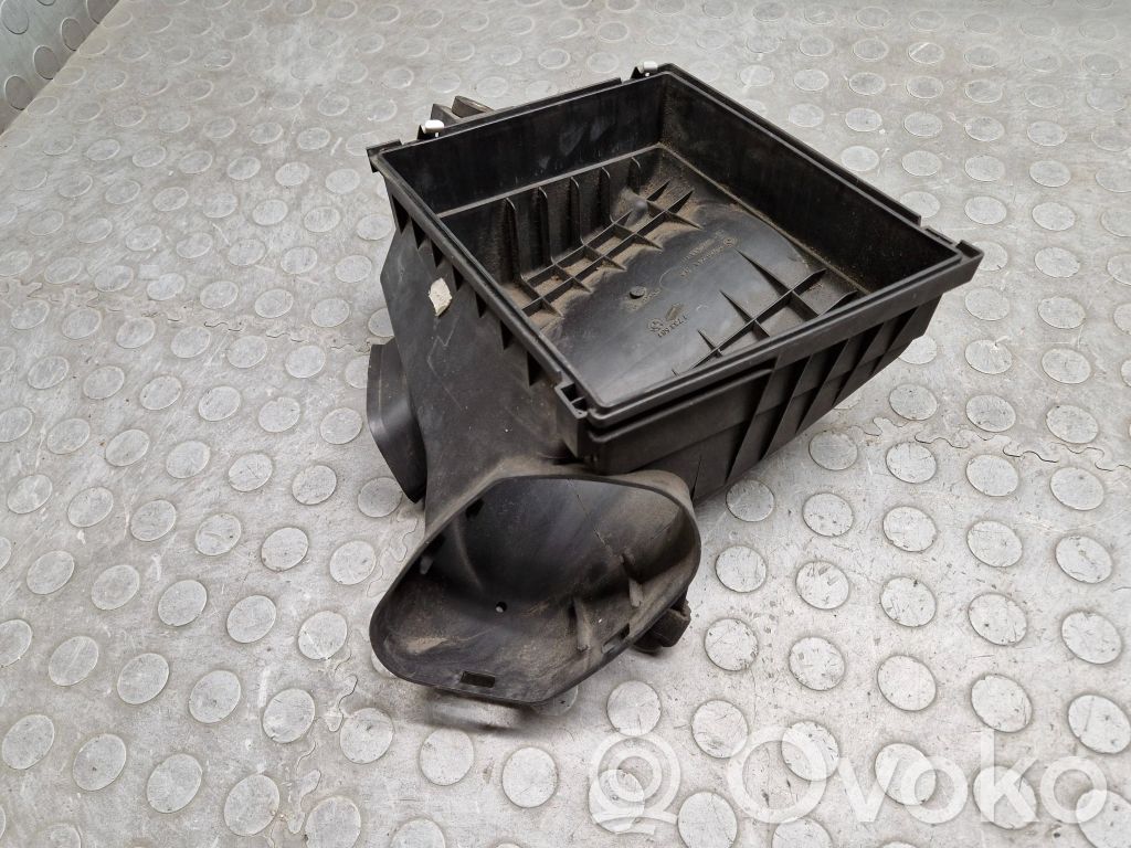 Air filter box   7529748