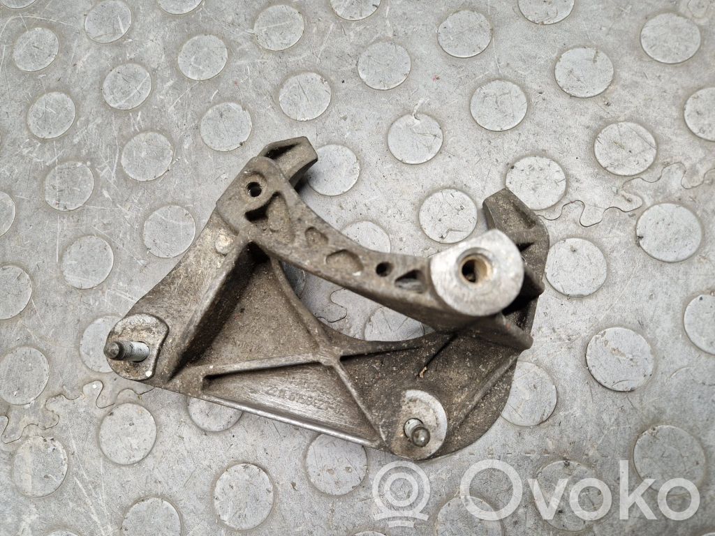 Engine mounting bracket   6758427