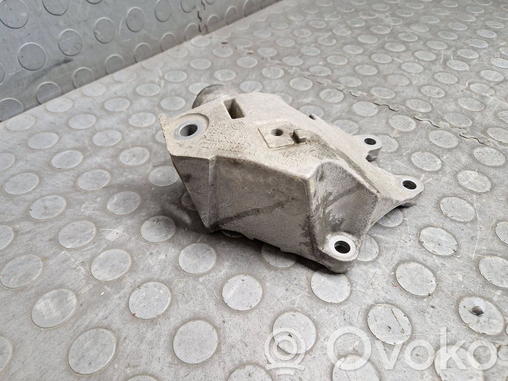 Engine mounting bracket   6876205,6876207