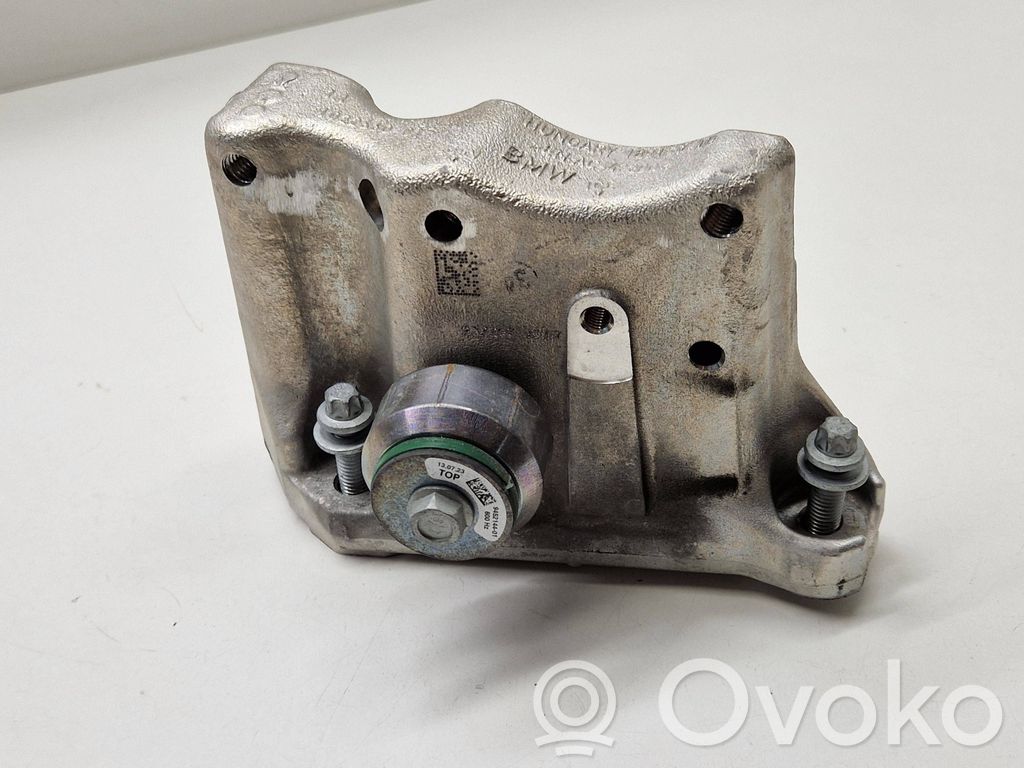 Engine mounting bracket   1022660