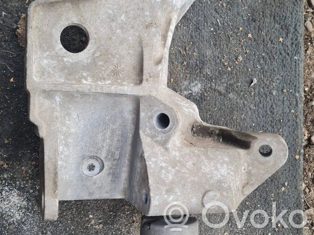 Volvo XC60 Engine mounting bracket 