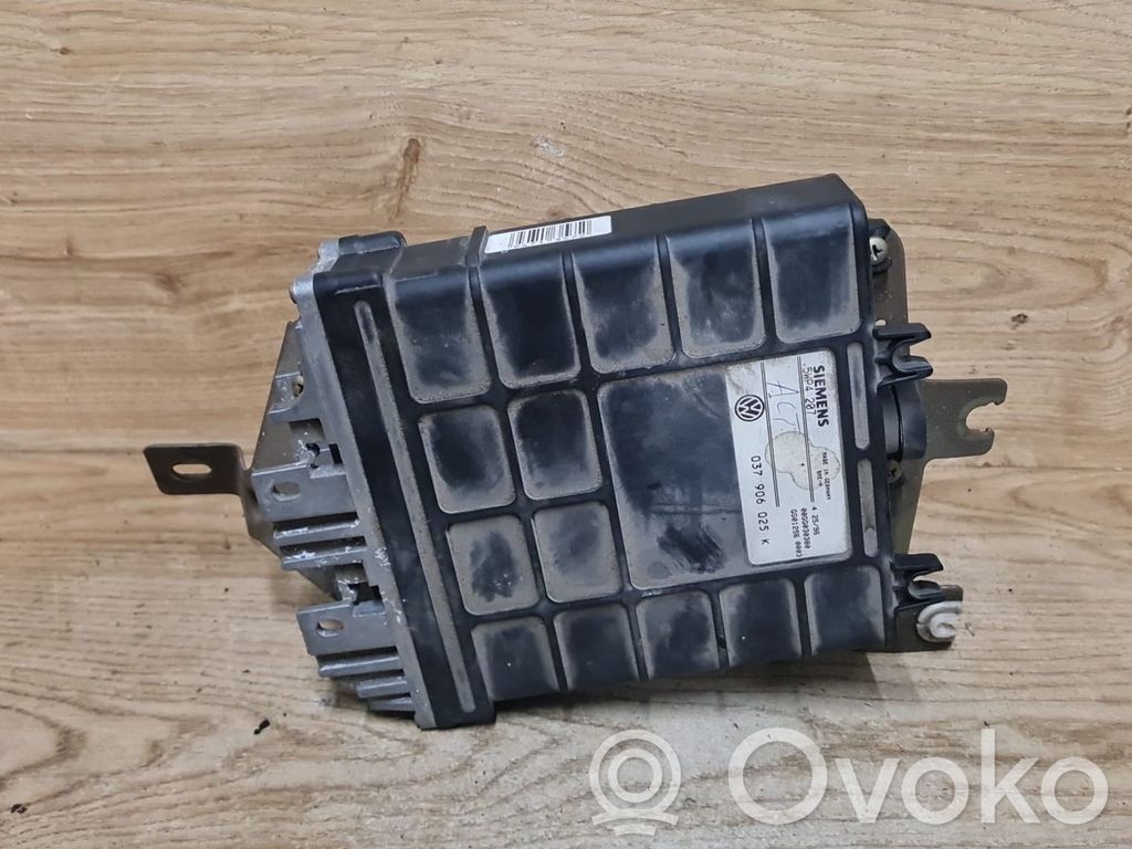 Volkswagen PASSAT B4 Engine control unit/module 