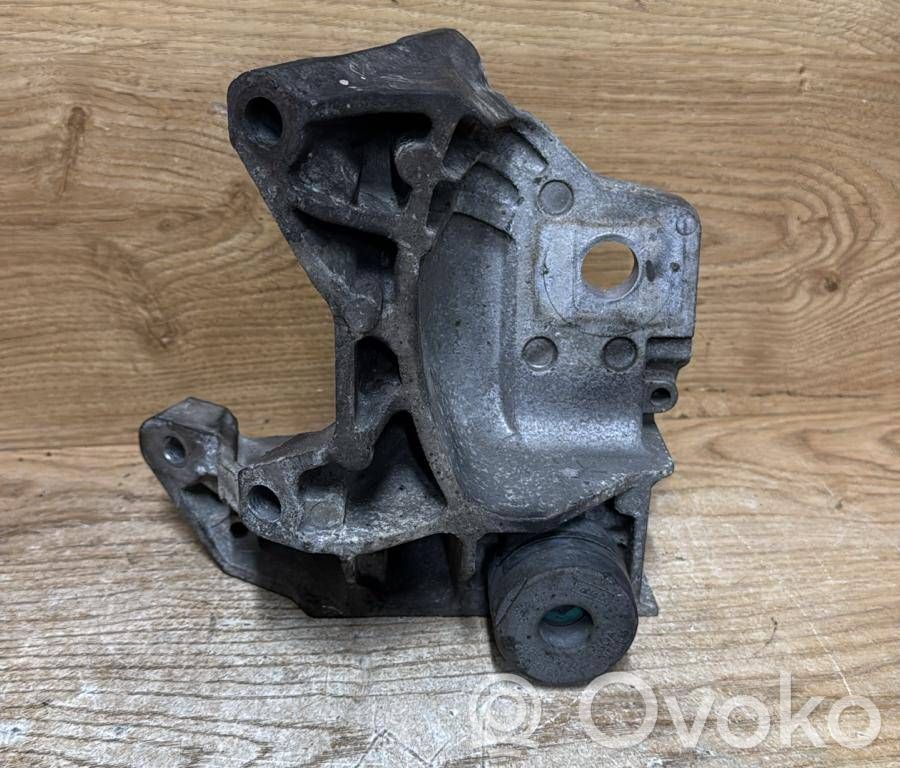 Volvo V70 Engine mounting bracket 