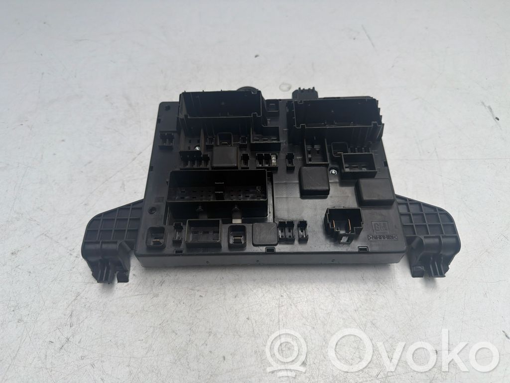 Opel Astra J Módulo de fusible 