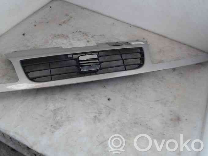 Seat Alhambra (Mk1) Grille calandre supérieure de pare-chocs avant 