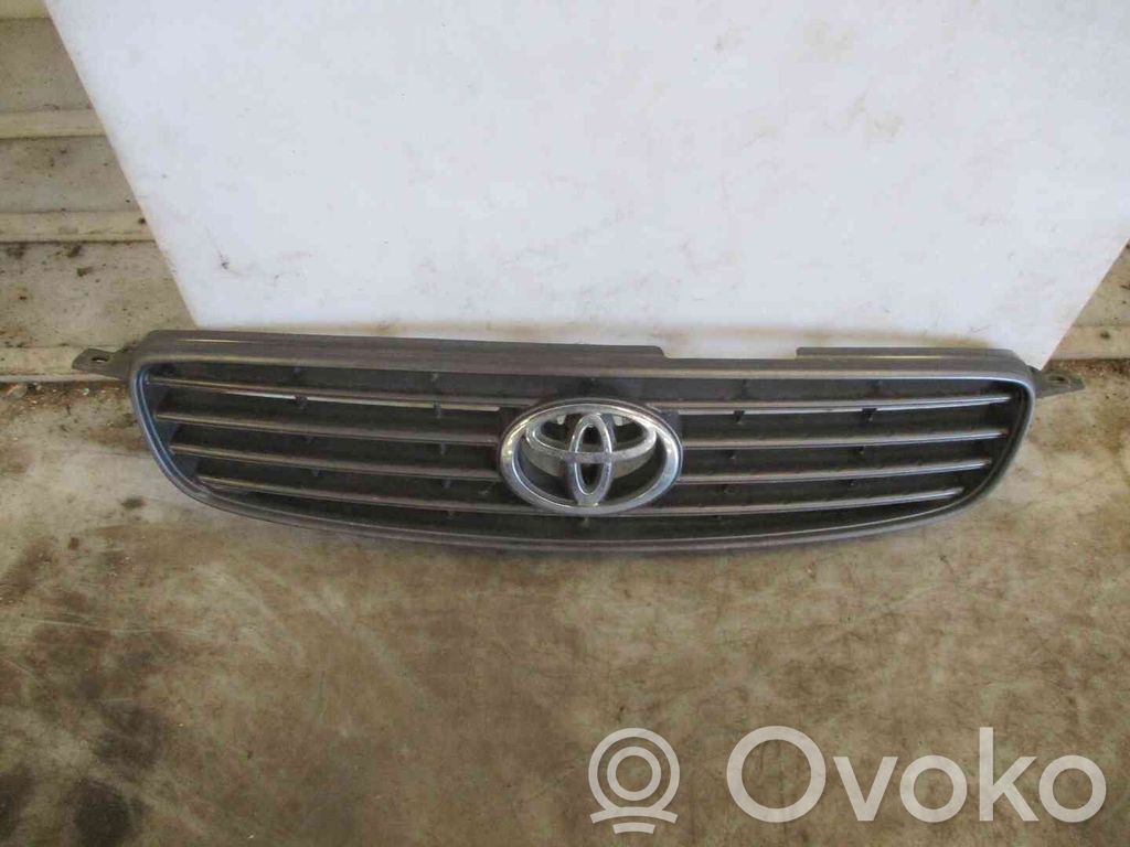 Toyota Corolla Verso E110 Etupuskurin ylempi jäähdytinsäleikkö 