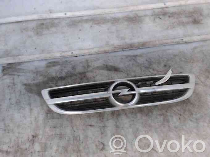 Opel Zafira A Griglia superiore del radiatore paraurti anteriore 