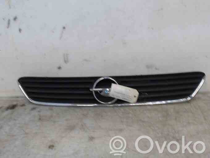 Opel Astra G Maskownica / Grill / Atrapa górna chłodnicy 