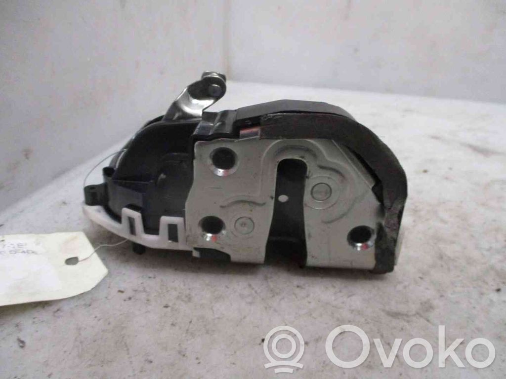 Toyota Yaris Zamek drzwi tylnych 
