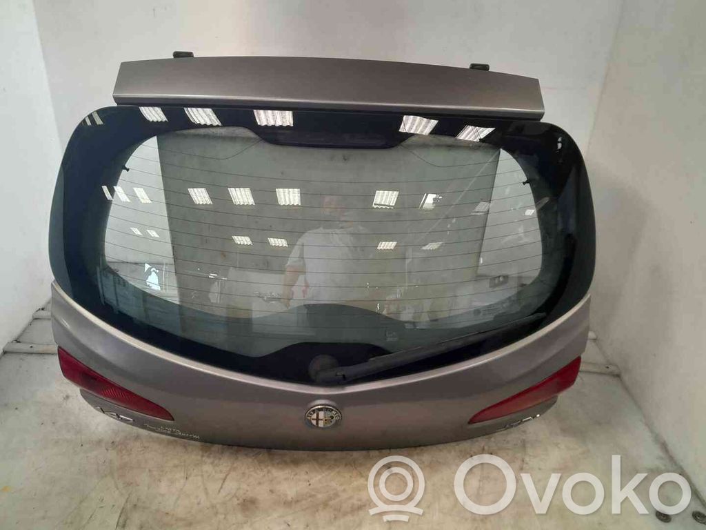 Alfa Romeo 147 Takaluukun/tavaratilan kansi 