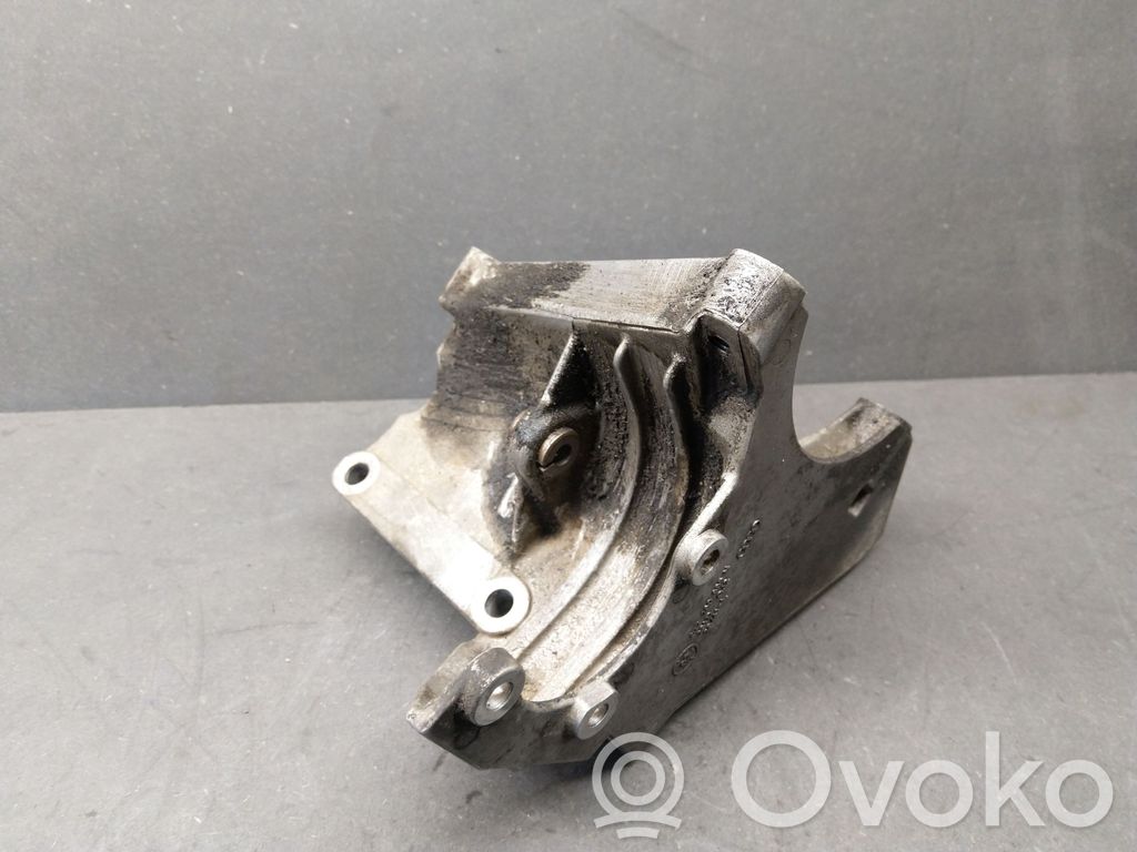 Audi A8 S8 D3 4E Engine mounting bracket 