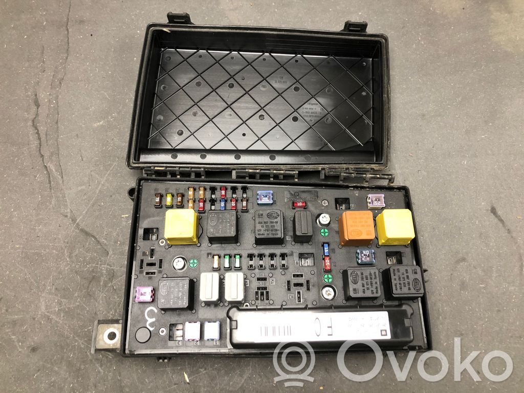 Opel Astra H Juego de caja de fusibles 