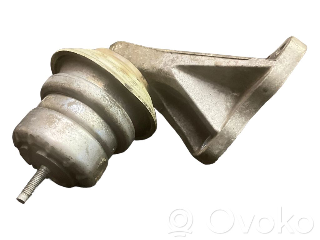 Engine mount bracket   8X236A003CC,5R836037