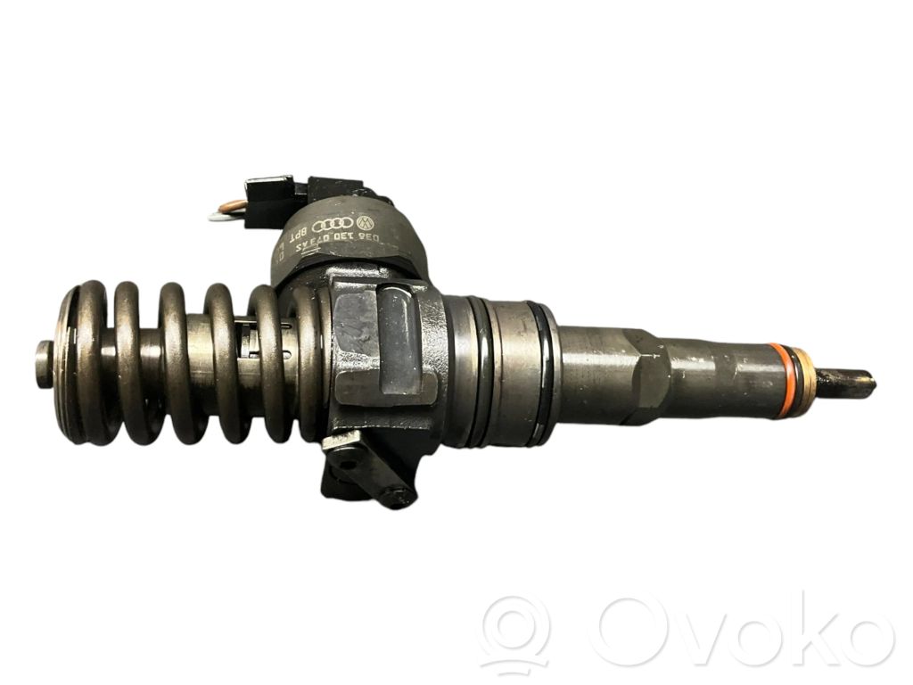 Volkswagen Golf V Wtryskiwacz paliwa 
