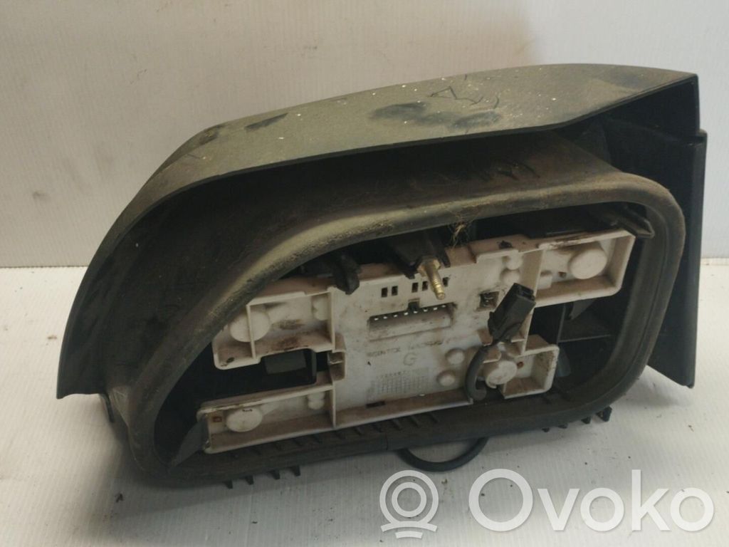 Renault Clio I Aizmugurējais lukturis virsbūvē 