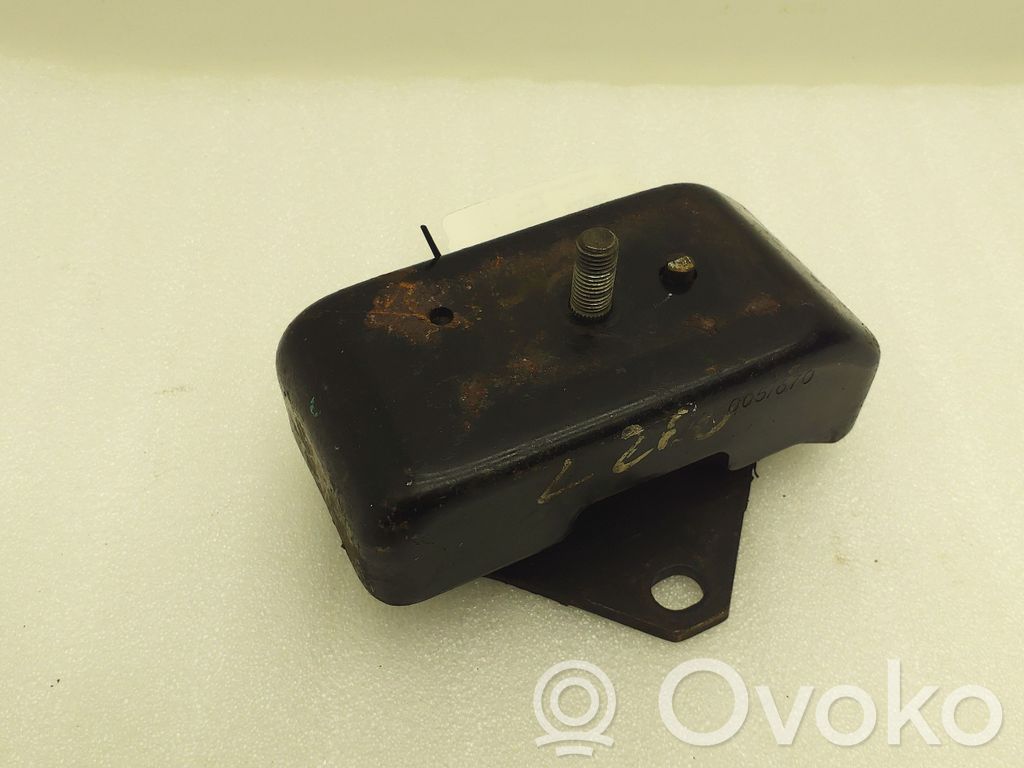 Mitsubishi L200 Engine mount bracket 