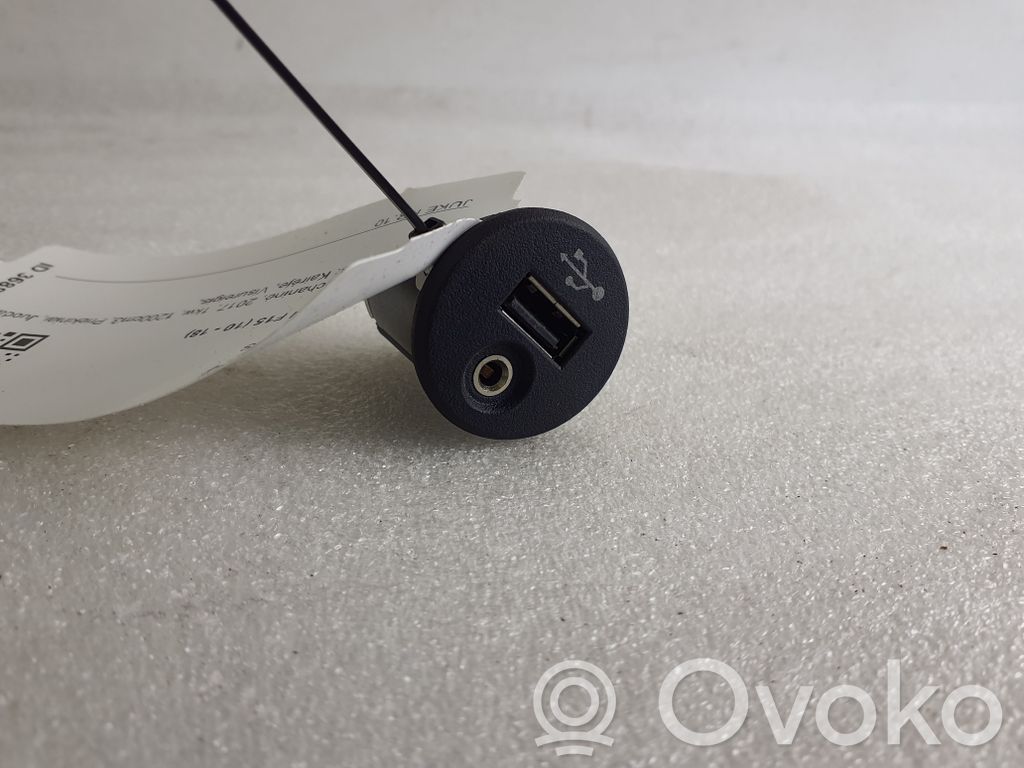 Nissan Juke I F15 USB socket connector 