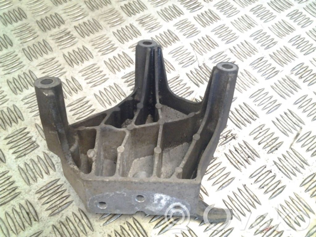Opel Astra J Engine mounting bracket 