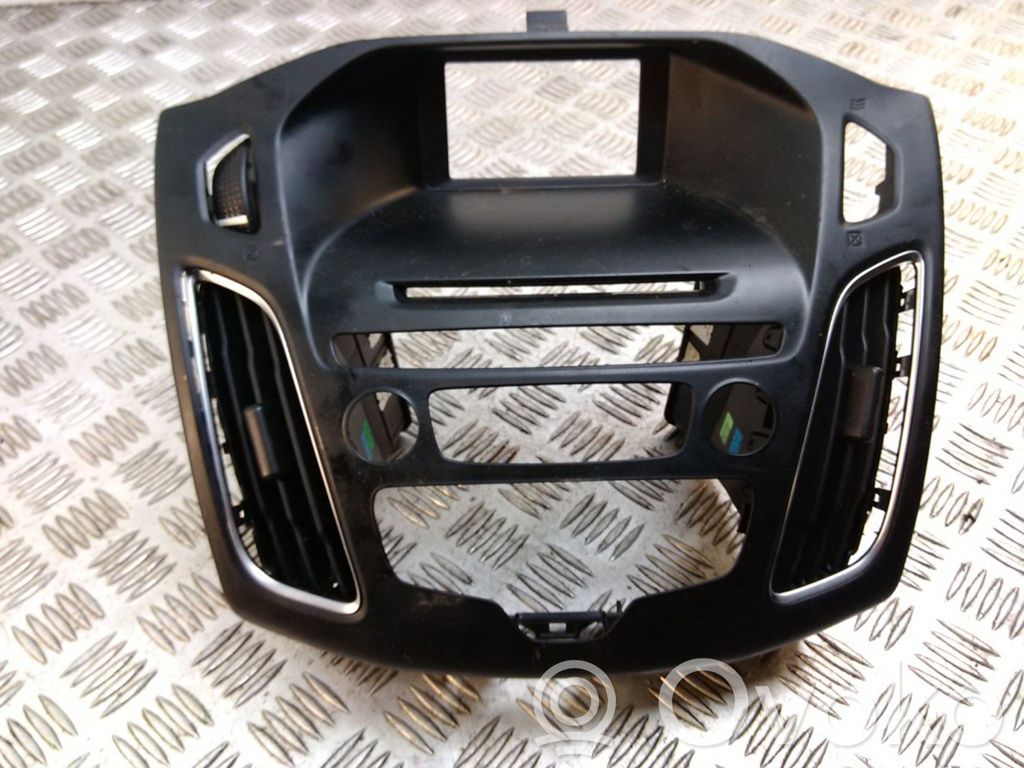 Ford Focus Radio/GPS head unit trim 
