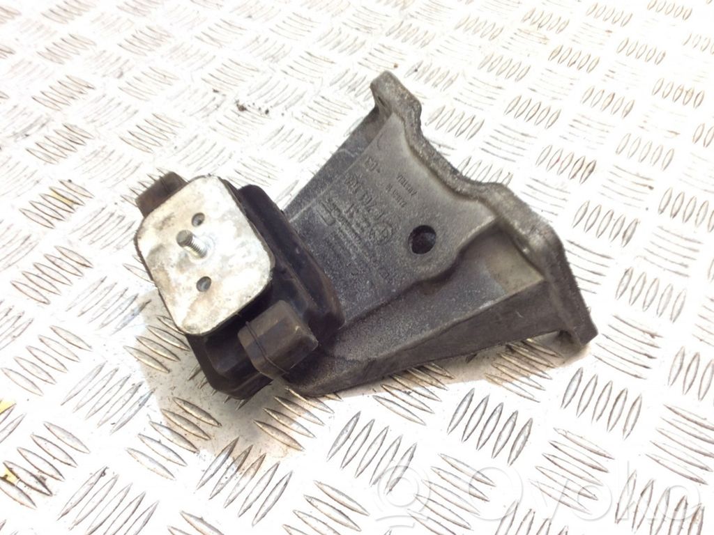 Engine mount bracket   6761108