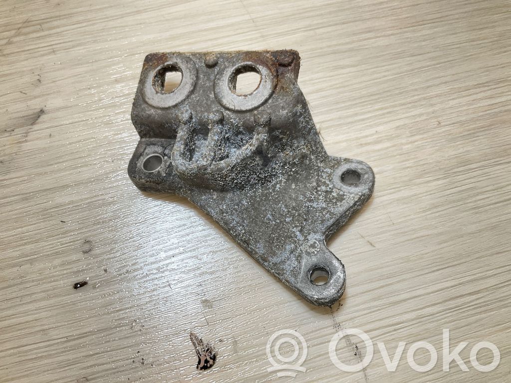Volvo XC90 Priekinio reduktoriaus kronšteinas 