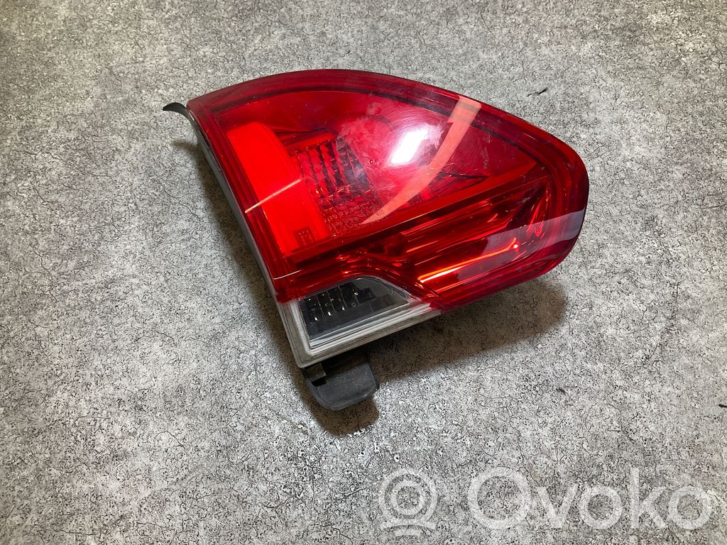 Peugeot 2008 I Lampy tylnej klapy bagażnika 