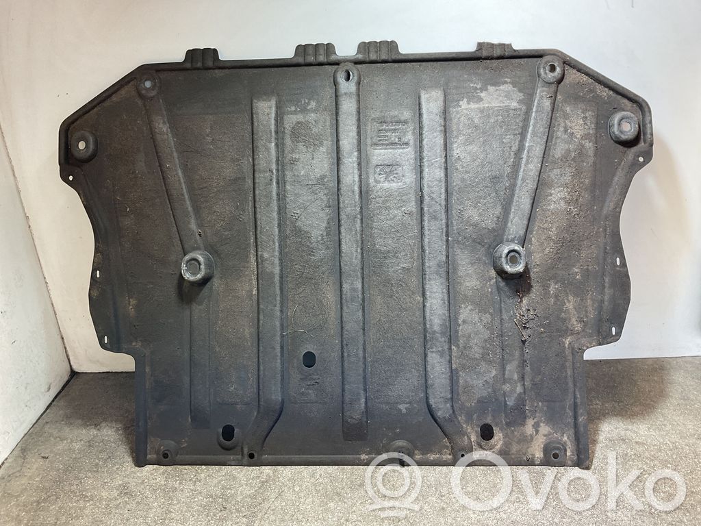 Volvo XC40 Placa protectora/protector antisalpicaduras motor 