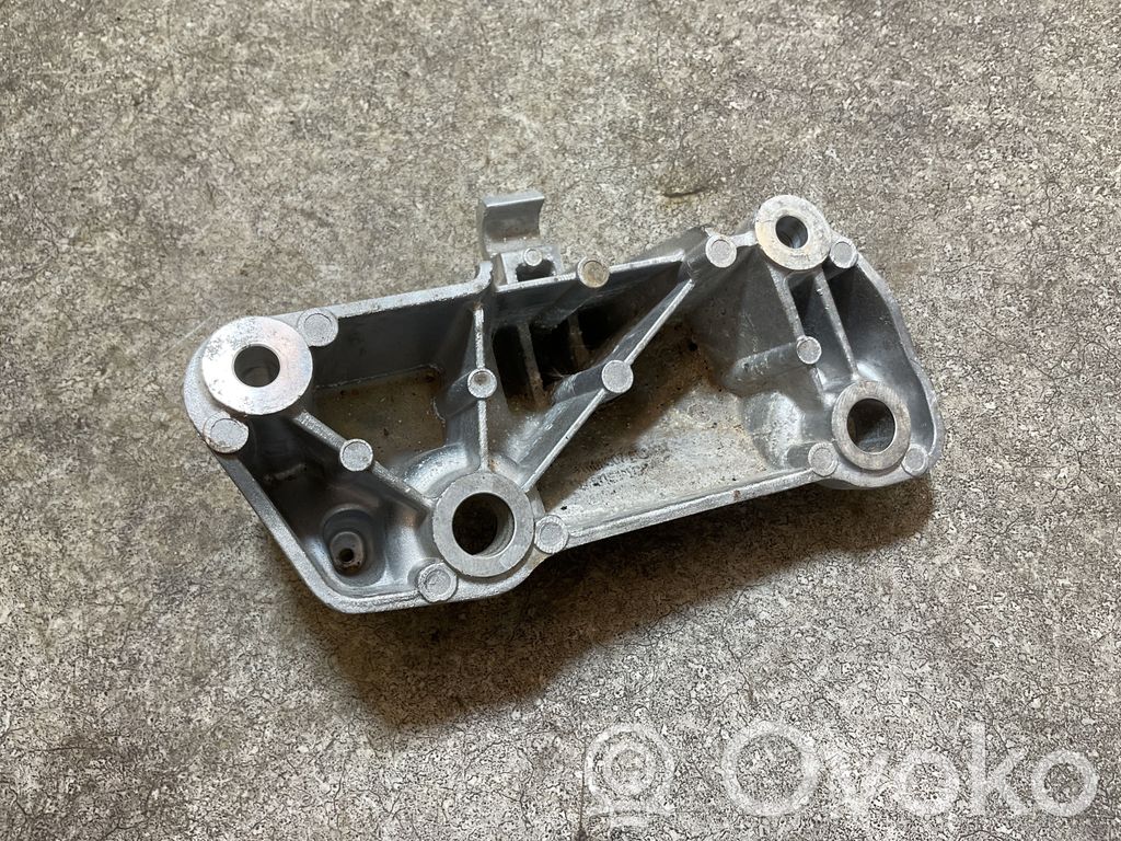Volvo XC40 Engine mounting bracket 