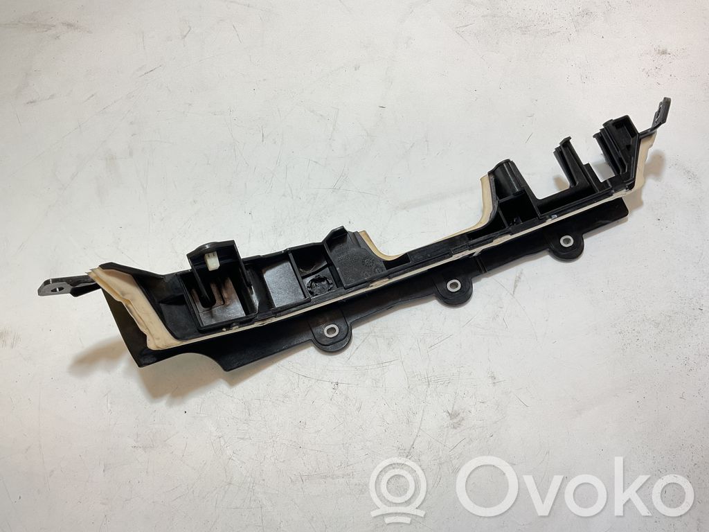 BMW 3 G20 G21 Kita variklio skyriaus detalė 