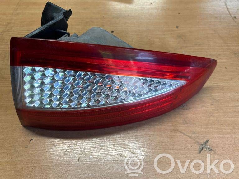 Ford Mondeo MK IV Aizmugurējais lukturis virsbūvē 