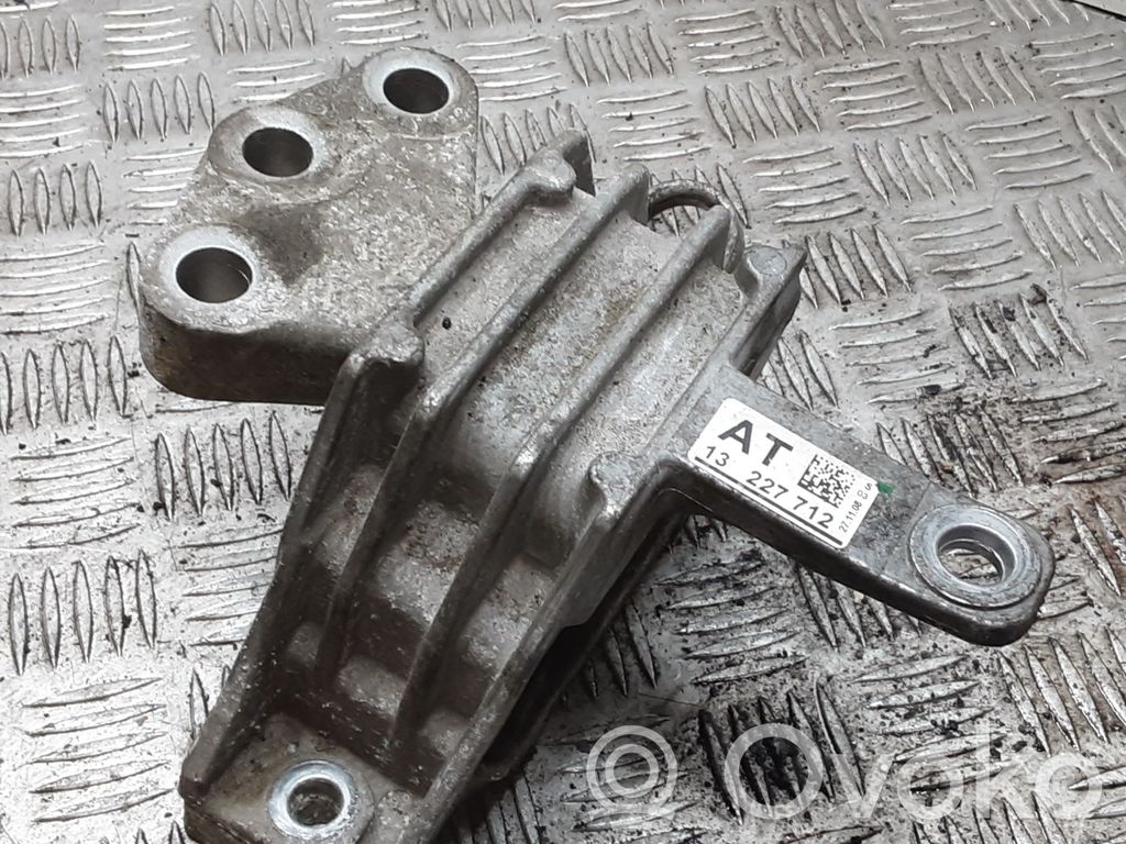 Opel Insignia A Engine mount bracket 