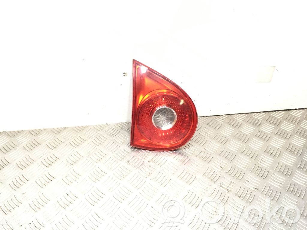Lampy tylnej klapy bagażnika   1K6945259,285001,28508004