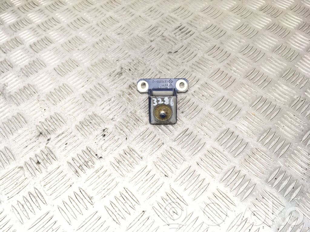 Dacia Sandero Front door upper hinge 