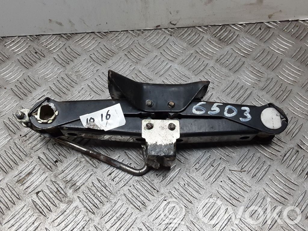 Lewarek samochodowy   4705