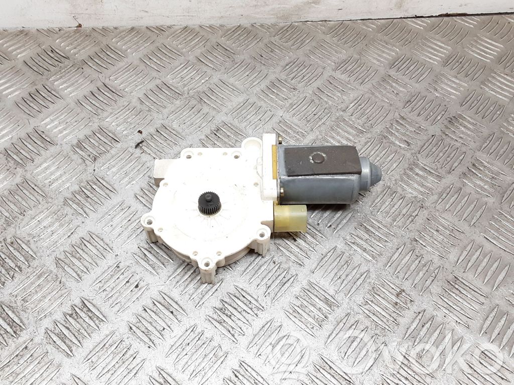 BMW 5 E39 Silnik regulatora szyby drzwi przednich 