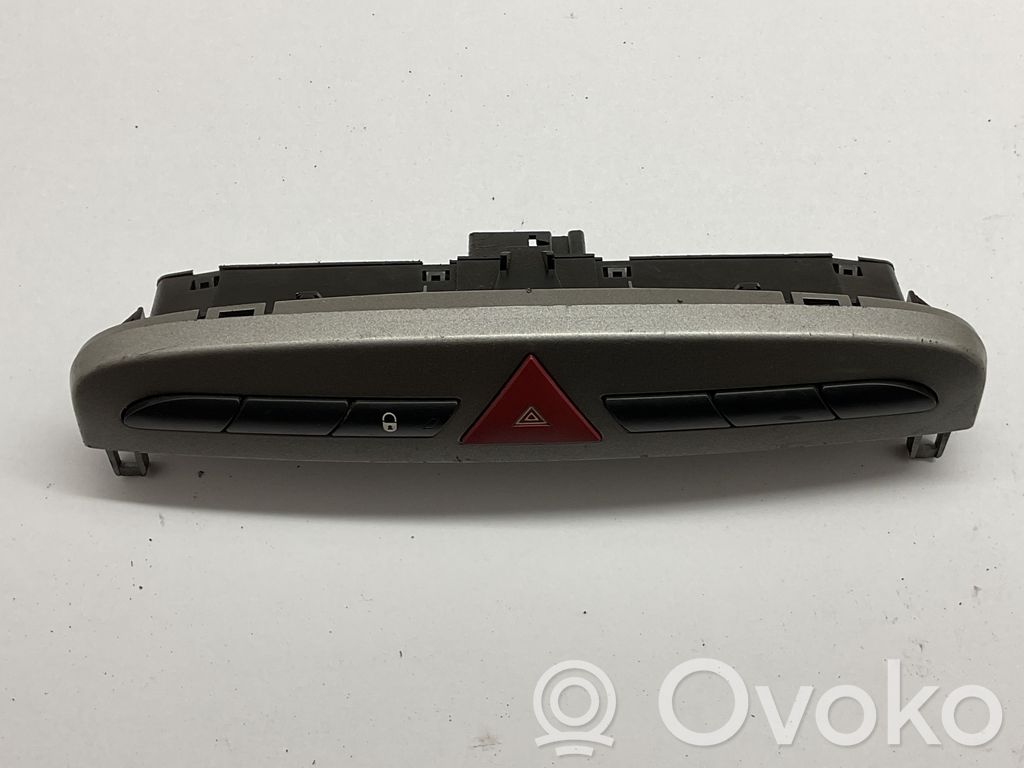 Peugeot 308 Hazard light switch 