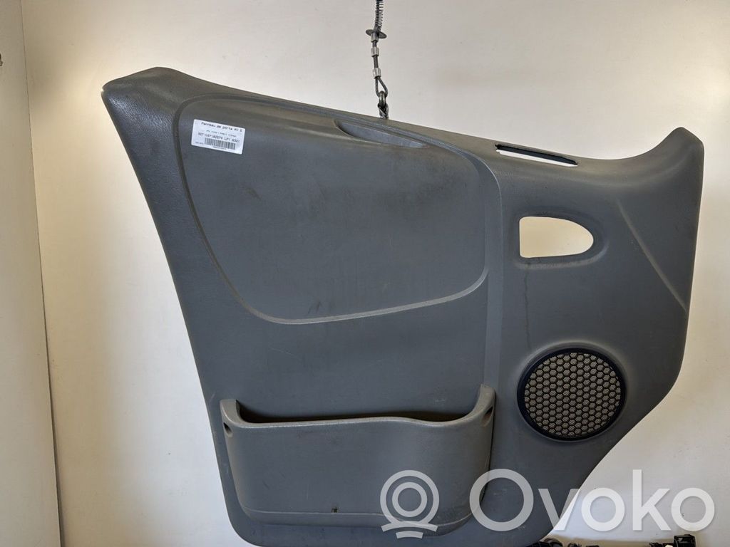 Opel Vivaro Rivestimento del pannello della portiera anteriore 