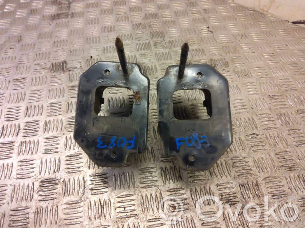 Rear bumper mounting bracket