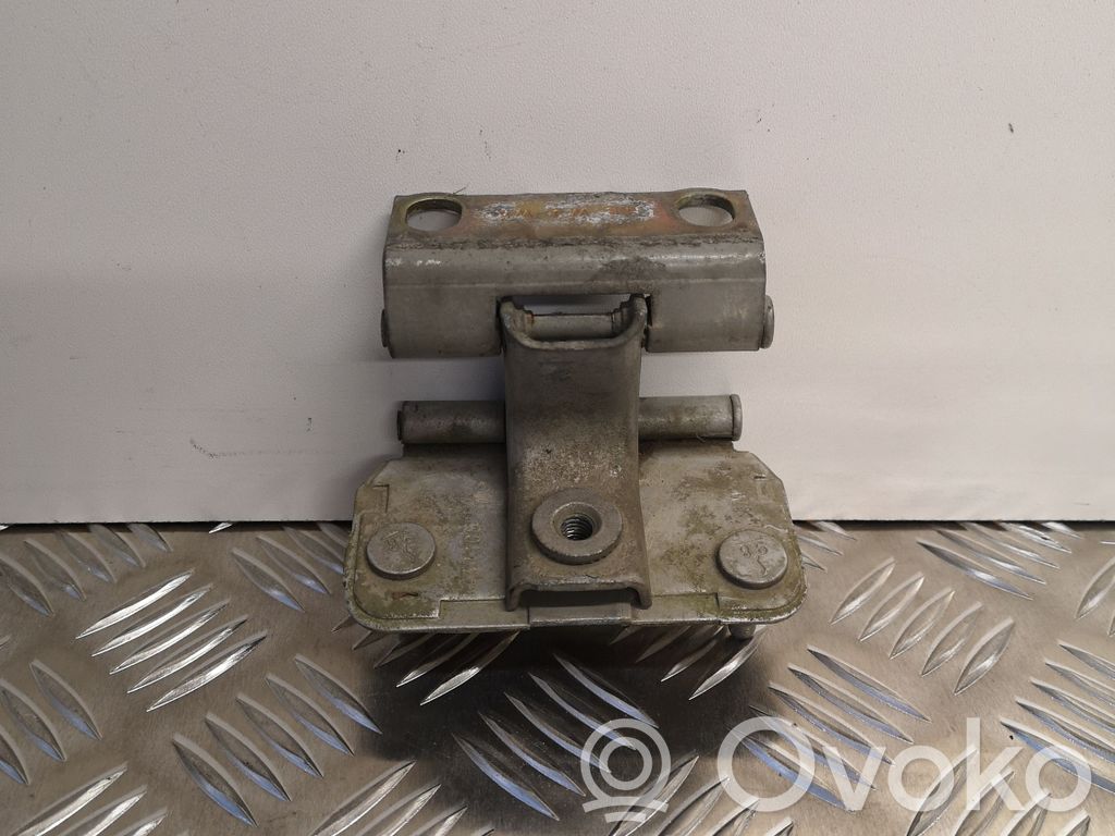 Jeep Cherokee Tailgate/trunk/boot hinge 