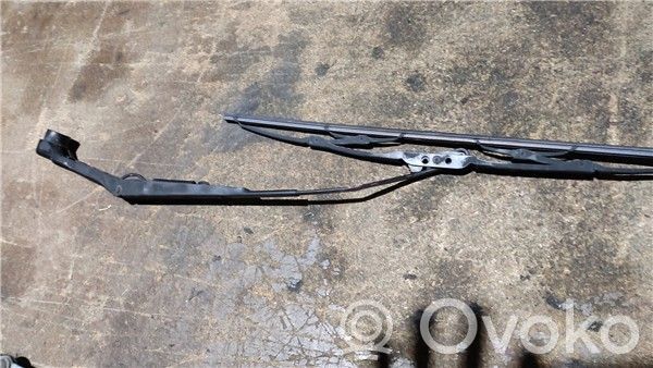 Mitsubishi Montero Brazo del limpiaparabrisas delantero 