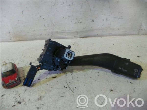 Audi A3 S3 8P Valytuvų jungtukas 