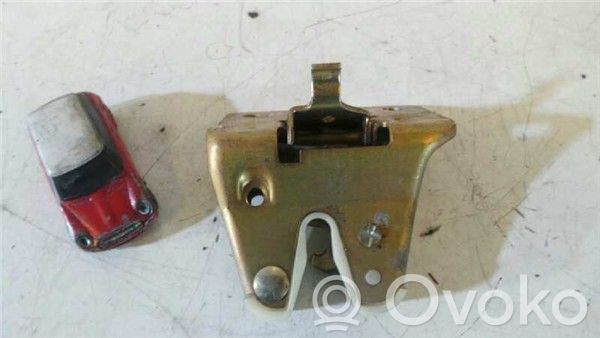 Peugeot 205 Spyna galinio dangčio 