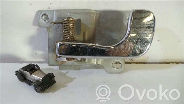 Mitsubishi Montero Manecilla interna puerta delantera 