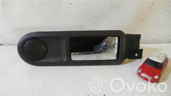 Volkswagen PASSAT B5 Manecilla interna puerta trasera 