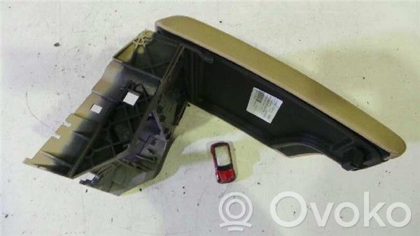 Rear seat armrest   204D4,7137554