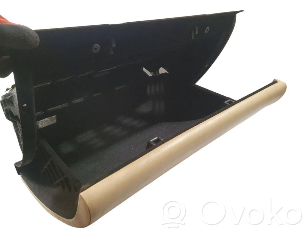 Volkswagen Phaeton Glove box 